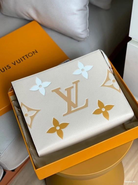 26 LOUIS POUCH VUITTON TOILETRY 0329